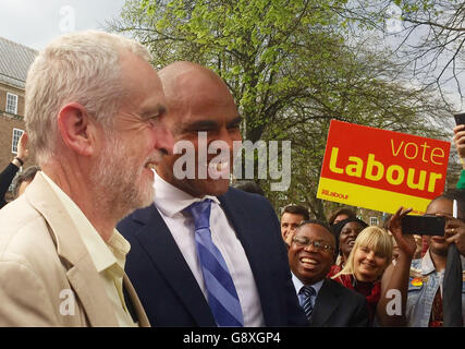 Jeremy Corbyn (links), Vorsitzender der Labour-Partei, mit Marvin Rees, der zum Bürgermeister von Bristol gewählt wurde und George Ferguson aus der Rolle verdrängte, während eines Spaziergangs im College Green in Bristol. Stockfoto