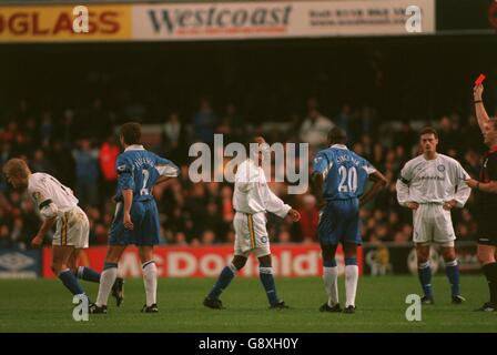 Fußball - FA Carling Premiership - Chelsea / Leeds United. Gary Kelly von Leeds United (Mitte) argumentiert mit Schiedsrichter Graham Poll (rechts), als Alf Inge Haaland von Leeds United (links) abgeschickt wird Stockfoto