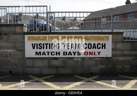 Port Vale gegen Walsall - Sky Bet League One - Vale Park. Away Team Bus Parkplatz als Park Stockfoto