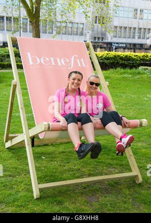 Walkers am Anfang des Bold is Beautiful March im Zentrum von London, organisiert von Benefit Cosmetics, um Geld für Look Good Feel Better und Refuge zu sammeln. Stockfoto