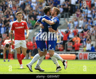 Will Grigg von Wigan Athletic feiert sein erstes Tor des Spiels mit Teamkollege Michael Jacobs (rechts) während des Sky Bet League One Matches im DW Stadium, Wigan. DRÜCKEN Sie VERBANDSFOTO. Bilddatum: Sonntag, 8. Mai 2016. Siehe PA Geschichte FUSSBALL Wigan. Bildnachweis sollte lauten: Nigel French/PA Wire. Stockfoto