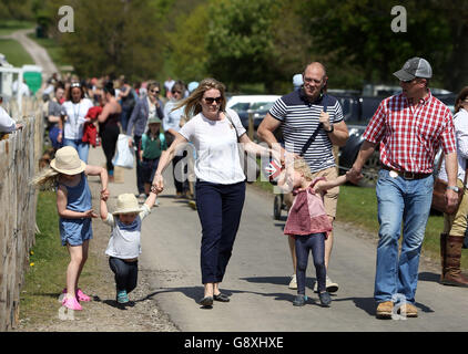 Peter (rechts) und Autumn Phillips (Mitte) mit ihren Kindern Savannah (links) und Isla Phillips (rechts) begleiten Mike Tindall und seine Tochter Mia, nachdem sie Zara Tindall während des fünften Tages der 2016 Mitsubishi Motors Badminton Horse Trials in der Springprüfung auf High Kingdom beobachtet haben. Stockfoto