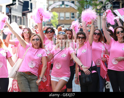 NUR FÜR REDAKTIONELLE VERWENDUNG Denise Van Outen marschiert die Carnaby Street entlang auf dem Bold is Beautiful March im Zentrum von London, organisiert von Benefit Cosmetics, um Geld für Look Good Feel Better und Refuge zu sammeln. Stockfoto