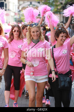 NUR FÜR REDAKTIONELLE VERWENDUNG Denise Van Outen marschiert die Carnaby Street entlang auf dem Bold is Beautiful March im Zentrum von London, organisiert von Benefit Cosmetics, um Geld für Look Good Feel Better und Refuge zu sammeln. Stockfoto