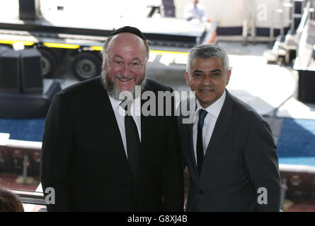 Der Bürgermeister von London Sadiq Khan (rechts) mit Ephraim Mirvis, Oberrabbiner der Vereinigten Hebräischen Kongregationen des Commonwealth, bei der Yom Haschoah Zeremonie im Barnett Copthall Stadium in London. Stockfoto