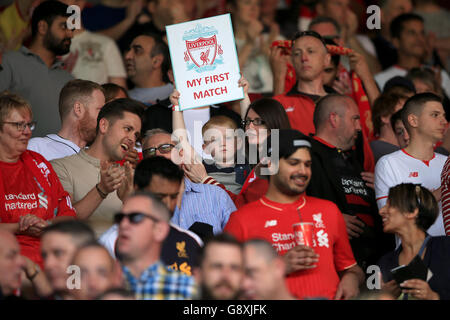 Liverpool - Watford - Barclays Premier League - Anfield. Ein junger Liverpool-Fan zeigt seine Unterstützung in den Tribünen vor dem Spiel der Barclays Premier League in Anfield, Liverpool. Stockfoto