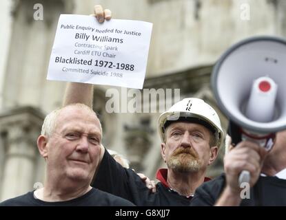 Demonstranten vor den Royal Courts of Justice, London, vor einer Gerichtsverhandlung in Bezug auf die Beilegung von Blacklist-Rechtsstreitigkeiten. Stockfoto