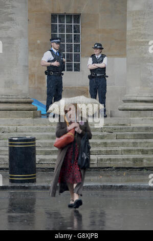 Polizeibeamte Zuflucht als Mitglieder der Öffentlichkeit wird in einem schweren Regent Street, London gefangen. Stockfoto