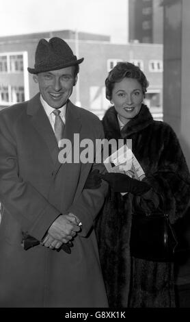 Teddy Johnson und Pearl Carr - London Flughafen Stockfoto