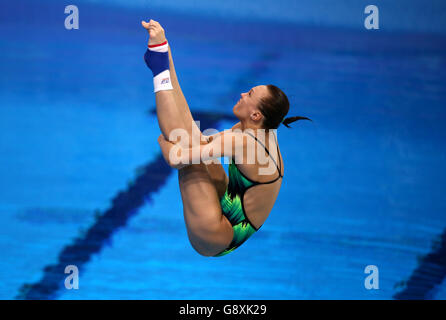 Die russische Nadezhda Bazhina tritt am dritten Tag der Europameisterschaft im Londoner Wassersportzentrum in Stratford im 1-m-Sprungbrett-Tauchvorbereitungfür Frauen an. Stockfoto