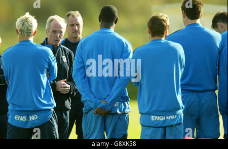 Fußball - FIFA Fußball-Weltmeisterschaft 2006 Qualifikation - Gruppe sechs - England gegen Polen - England Training - Carrington. Englands Manager Sven Goran Eriksson spricht mit seinem Team Stockfoto