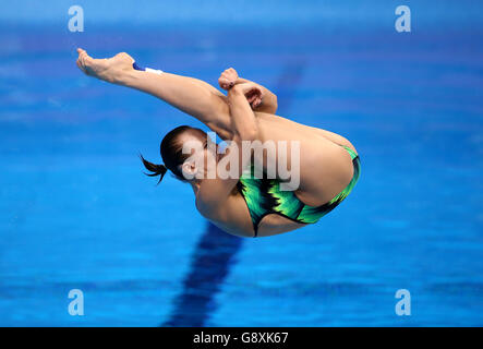 Die russische Nadezhda Bazhina tritt am dritten Tag der Europameisterschaft im Londoner Wassersportzentrum in Stratford im 1-m-Sprungbrett-Tauchvorbereitungfür Frauen an. DRÜCKEN SIE VERBANDSFOTO. Bilddatum: Mittwoch, 11. Mai 2016. Sehen Sie sich die Geschichte von PA DIVING London an. Das Foto sollte lauten: John Walton/PA Wire. Stockfoto