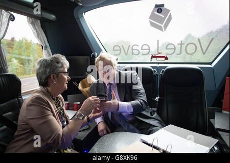 Der ehemalige Bürgermeister von London, Boris Johnson, reist im Wahlkampf-Bus nach Cornwall. Stockfoto