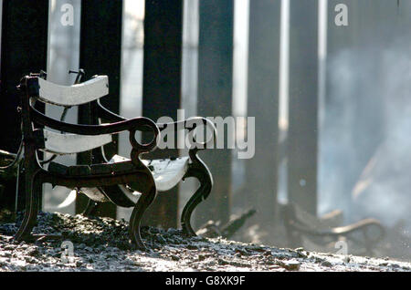 Eine Bank auf dem Bahnsteig am Bahnhof Southend Pier. Montag, 10 2005. Oktober. Nach einem Brand entbrannte der Bahnhof und ein Restaurant am Ende der Pier gestern Abend rund 60 Feuerwehrleute gegen Flammen springen 30 bis 40 Meter in die Luft als die absolut riesige Inferno verschlang bis zu 130 Meter von der Struktur in Essex - Der längste Pier der Welt. Siehe PA Story FIRE Pier. PRESSEVERBAND FOTO-Kredit sollte Chris Radburn/PA lesen Stockfoto