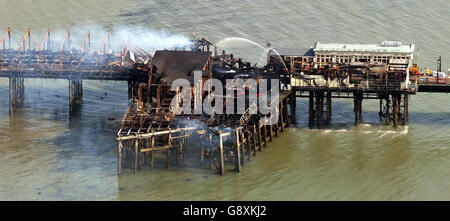 Southend Pier schwelte nach einem Brand Montag, 10. Oktober 2005. Der längste Pleasure Pier der Welt wird wieder aufgebaut, nachdem er von einem massiven Brand entkuttet wurde, versprachen Stadtbeamte heute. Die Ratsvorsitzende von Southend Borough, Anna Waite, schätzte, dass der Wiederaufbau Millionen kosten würde. Siehe PA Story FIRE Pier. DRÜCKEN Sie VERBANDSFOTO. Bildnachweis sollte lauten: Gareth Fuller/PA. Stockfoto