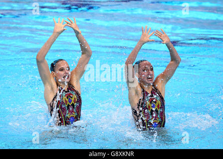 Die Schweizer Sascia Kraus und Sophie Giger treten am dritten Tag der Europameisterschaft im London Aquatics Centre in Stratford im Synchronized Swimming Duet Free Final an. DRÜCKEN Sie VERBANDSFOTO. Bilddatum: Mittwoch, 11. Mai 2016. Siehe PA Geschichte TAUCHEN London. Bildnachweis sollte lauten: John Walton/PA Wire. EINSCHRÄNKUNGEN: , Keine kommerzielle Nutzung ohne vorherige Genehmigung, bitte kontaktieren Sie PA Images für weitere Informationen: Tel: +44 (0) 115 8447447. Stockfoto