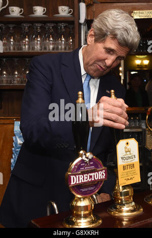 US-Außenminister John Kerry zieht ein Pint von Young's Bitter im King's Arms Pub in Oxford. Stockfoto