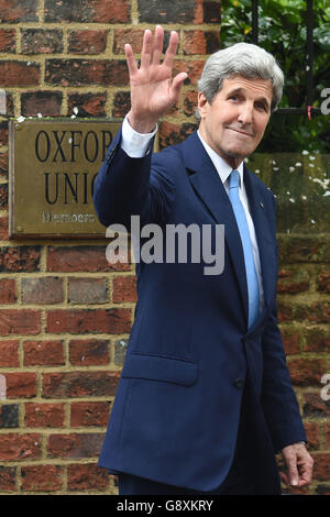 US-Außenminister John Kerry verlässt das Land, nachdem er in der Oxford Union in Oxford gesprochen hat. Stockfoto