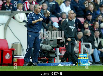 Fußball - FA Barclays Premiership - Sunderland / West Ham United - Stadium of Light. Alan Pardew, der Manager von West Ham United, zeigt seinen Spielern seine Gesten Stockfoto