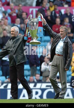 Fußball - FA Barclays Premiership - Aston Villa V Middlesbrough - Villa Park. Die Aston Villa-Europameiger des Bremner (r) und Dennis Mortimer ziehen die Trophäe, die 1982 gewonnen wurde, an Stockfoto