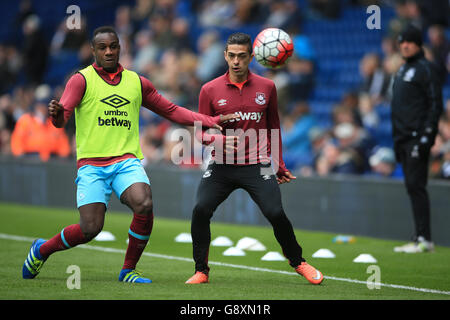 Die West Ham United's Michail Antonio (links) und Manuel Lanzini wärmen sich vor dem Barclays Premier League Spiel in den Hawthorns, West Bromwich, auf. Stockfoto