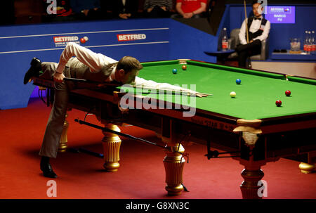 Mark Selby in Aktion am 15. Tag der Betfred Snooker World Championships im Crucible Theatre, Sheffield. Stockfoto