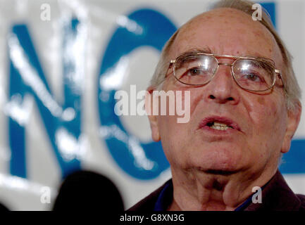 Der Rev Alfred Ridley Takes spricht bei einer Pressekonferenz im Saracens Head Pub in Towcester Dienstag, 4. Oktober 2005 zu den Medien. Der pensionierte Reverend hat gerade eine 28-tägige Haftstrafe wegen Nichtzahlung der gemeindesteuer abgesessen. Siehe PA Story PRISONS Rebel. PRESSEVERBAND FOTO-Kredit sollte Chris Radburn/PA lesen Stockfoto