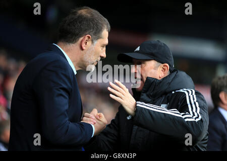 West Ham United-Manager Slaven Bilic und West Bromwich Albion-Manager Tony Pulis (rechts) geben sich vor dem Spiel beim Barclays Premier League-Spiel in den Hawthorns, West Bromwich, die Hände. Stockfoto