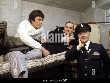 Old lag Fletcher (Ronnie Barker), Mitgefangener Godber (Richard Beckinsale) und Gefängnisbeamter Mackay (Fulton Mackay) während Drehorte für die Filmversion ihrer TV-Serie 'Porridge' im Chelmsford Gefängnis, die seit einem Brand im letzten Jahr leer war. Stockfoto