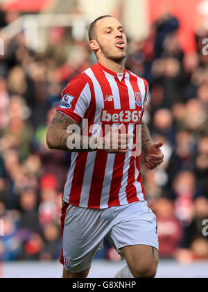 Marko Arnautovic von Stoke City feiert das erste Tor seines Spielers während des Spiels der Barclays Premier League im Britannia Stadium, Stoke-on-Trent. Stockfoto