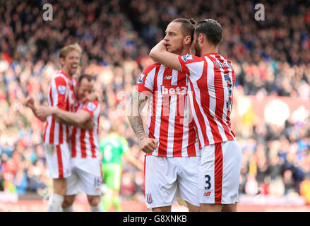 Marko Arnautovic von Stoke City feiert das erste Tor seiner Mannschaft mit seinem Teamkollegen Erik Pieters (rechts) während des Barclays Premier League-Spiels im Britannia Stadium, Stoke-on-Trent. Stockfoto