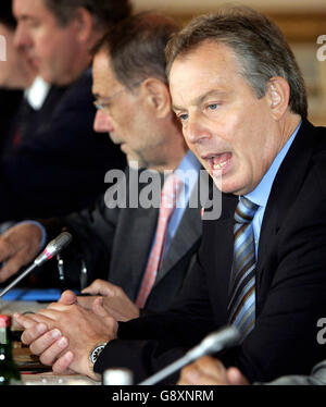 Der britische Premierminister Tony Blair (rechts) spricht am Dienstag, den 4. Oktober 2005, mit dem russischen Präsidenten Wladimir Putin (ungesehen) und dem EU-außenpolitischen Chef Javier Solana (zweite rechts) beim EU-Russland-Gipfel in London. Russland und die Europäische Union werden sich am Dienstag bemühen, die angespannten Beziehungen zu verbessern, indem sie eine Vereinbarung zur Befreiung von Visabestimmungen und Bemühungen zur Sicherung von Energieverbindungen, die für beide Volkswirtschaften von entscheidender Bedeutung sind, erzielen. Siehe PA Story POLITIK Russland. DRÜCKEN Sie VERBANDSFOTO. Bildnachweis sollte lauten: PA/Stephen Hird/Reuters/WPA Rota Stockfoto