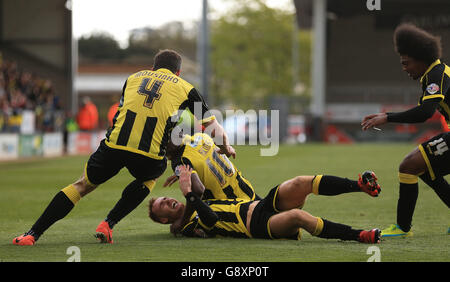 Tom Naylor von Burton Albion (unten) feiert das zweite Tor seiner Mannschaft mit Teamkollegen während des Sky Bet League One-Spiels im Pirelli Stadium, Burton-upon-Trent. Stockfoto