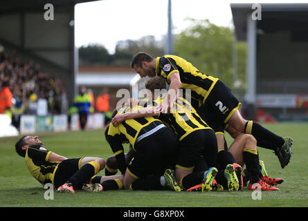 Tom Naylor von Burton Albion (versteckt) feiert das zweite Tor seiner Mannschaft mit Teamkollegen während des Sky Bet League One-Spiels im Pirelli Stadium, Burton-upon-Trent. Stockfoto