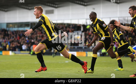 Tom Naylor von Burton Albion (links) feiert das zweite Tor seiner Spielmannschaft während des Sky Bet League One Spiels im Pirelli Stadium, Burton-upon-Trent. DRÜCKEN Sie VERBANDSFOTO. Bilddatum: Samstag, 30. April 2016. Siehe PA Geschichte FUSSBALL Burton. Bildnachweis sollte lauten: Nigel French/PA Wire. Stockfoto