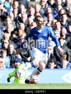 Evertons Tony Hibbert während des Spiels der Barclays Premier League im Goodison Park, Liverpool. DRÜCKEN Sie VERBANDSFOTO. Bilddatum: Samstag, 30. April 2016. Siehe PA Geschichte FUSSBALL Everton. Bildnachweis sollte lauten: Martin Rickett/PA Wire. Stockfoto