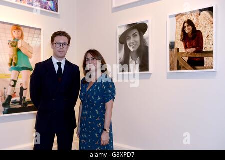 Die Redakteurin der Vogue, Alexandra Shulman, und der Direktor der National Portrait Gallery, Nichols Cullinan, vor zwei neuen Porträts der Herzogin von Cambridge, die in der Ausstellung Vogue 100: A Century of Style in der National Portrait Gallery in London zu sehen sein werden. Stockfoto