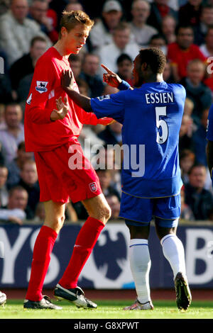 Liverpools Peter Crouch und Chelsea's Michael Essien streiten sich während der Spiel Stockfoto