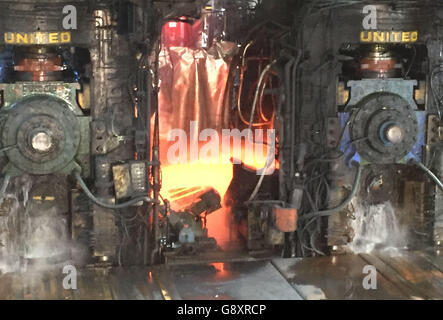 Die warmgewalzte Mühle in Port Talbot Stahlwerk wie Liberty House bestätigt hat, wird es in einem formalen Angebot zu Tata Steel UK Vermögenswerte zu kaufen. Stockfoto