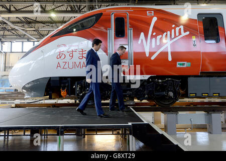 Premierminister David Cameron (rechts) und der japanische Premierminister Shinzo Abe besuchen das Hitachi North Pole Train Maintenance Depot in West London, da Abe davor gewarnt hat, dass der Brexit Großbritannien für japanische Investoren "weniger attraktiv" machen würde. Stockfoto