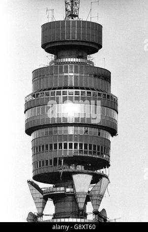 Das Foto zeigt die Nähe des beschädigten 32. Stockwerks (unten rechts) zur Spitze des höchsten Gebäudes Großbritanniens, dem 620 Meter hohen Postamt Tower im Zentrum von London. *7/10/2005: Der Turm, einer der berühmtesten Wahrzeichen Londons, feiert seinen 40. Geburtstag. Stockfoto