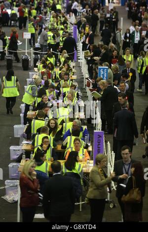 Eine allgemeine Ansicht der Wahlurnen, die von der schottischen Parlamentswahl im Royal Highland Centre, Ingliston, Renfrewshire gezählt werden. Stockfoto