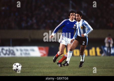 Michel Platini, Frankreich (l) und Osvaldo Ardiles, Argentinien (r) Stockfoto