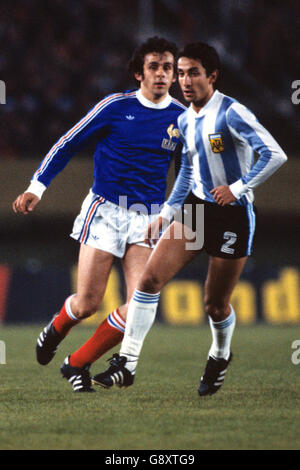 Fußball - Weltmeisterschaft Argentinien 78 - Gruppe Eins - Argentinien gegen Frankreich. Michel Platini, Frankreich (l) und Osvaldo Ardiles, Argentinien (r) Stockfoto