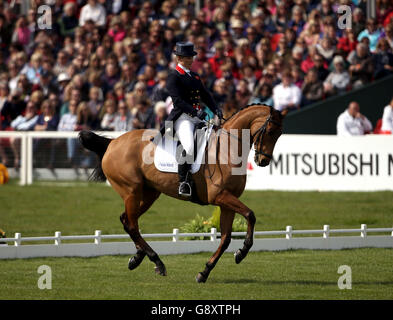 Zara Tindall Riding High Kingdom startet in der Dressurphase am dritten Tag der 2016 Mitsubishi Motors Badminton Horse Trials. Stockfoto