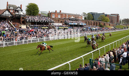 Chester Races - Tag drei - Boodles City Day - Boodles May Festival. S Earl Grosvenor Handicap während des Boodles City Day des Boodles May Festivals auf der Chester Racecourse. Stockfoto