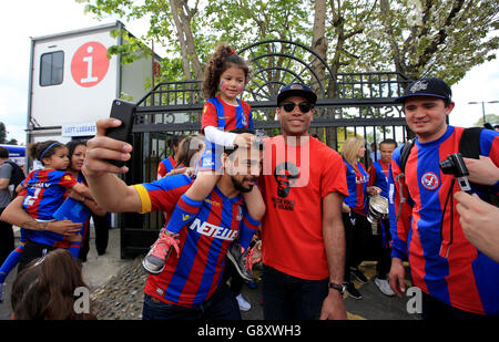 Crystal Palace Fans zeigen Unterstützung für ihr Team beim Barclays Premier League Spiel im Selhurst Park, London. Stockfoto