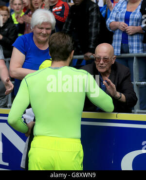 Cardiff City gegen Birmingham City - Sky Bet Championship - Cardiff City Stadium. Birmingham City-Torwart Adam Legzdins gibt nach dem letzten Pfiff sein Hemd einem Fan Stockfoto