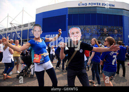 Leicester City-Fans tragen Gesichtsmasken von Leicester City-Manager Claudio Ranieri und Gary Lineker vor dem Spiel der Barclays Premier League im King Power Stadium, Leicester. Stockfoto