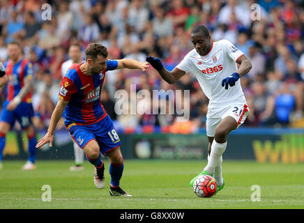 James McArthur vom Crystal Palace und Giannelli Imbula von Stoke City (rechts) kämpfen während des Spiels der Barclays Premier League im Selhurst Park, London, um den Ball. Stockfoto